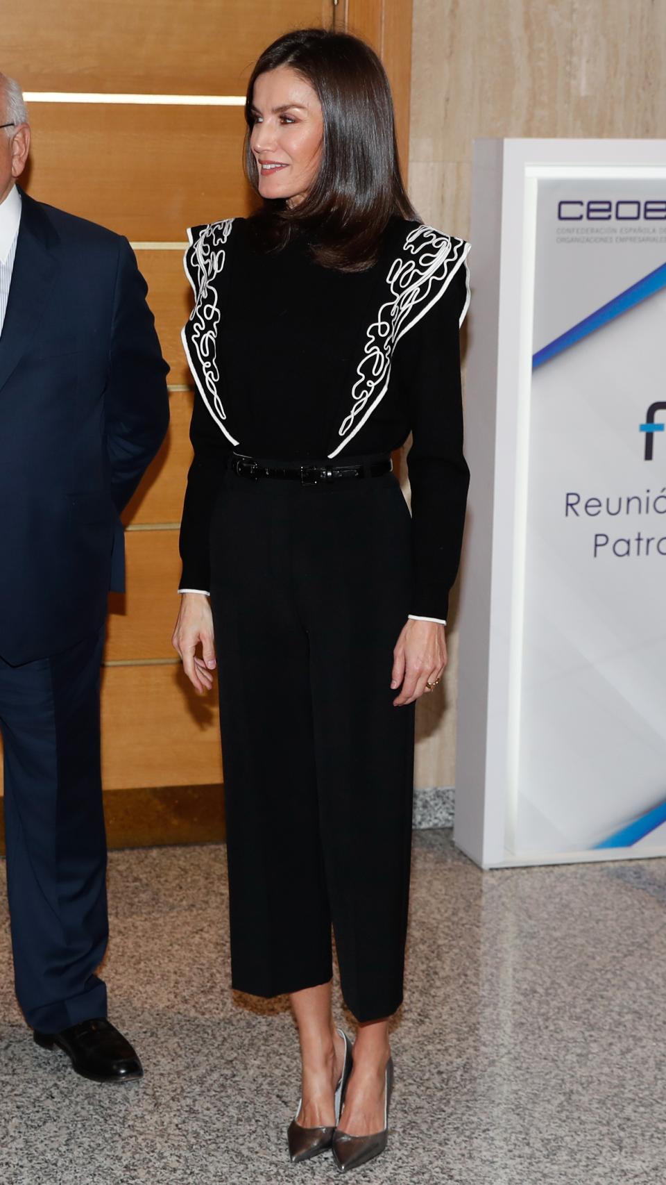 Letizia ha optado por un 'ugly christimas sweater' en su acto de este martes.