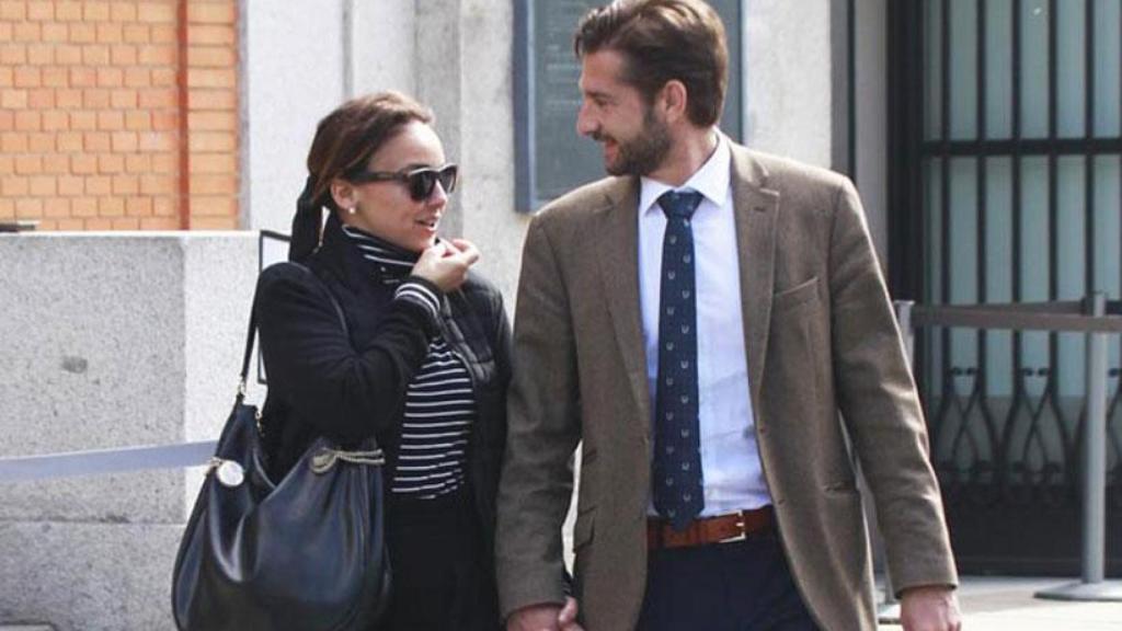 Chenoa paseando por la calle.