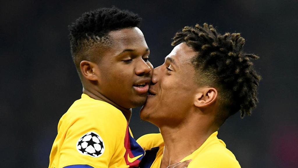 Ansu Fati celebra su gol con Todibo en el Inter - Barcelona