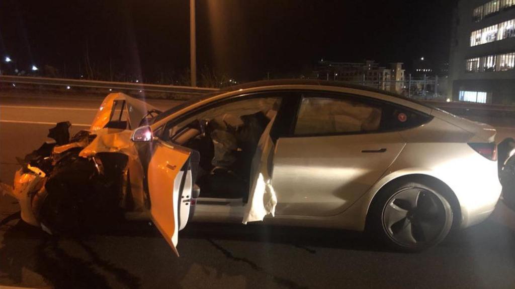 Lateral del Model 3 accidentado