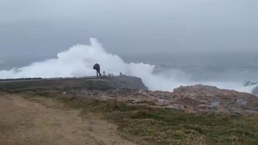 Fuerte oleaje en Punta Herminia (A Coruña).
