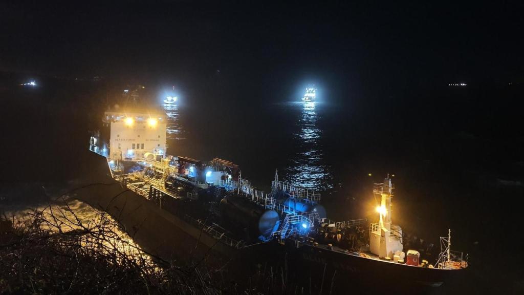 Nuevo intento fallido de reflotar el ‘Blue Star’ en la costa de Ares