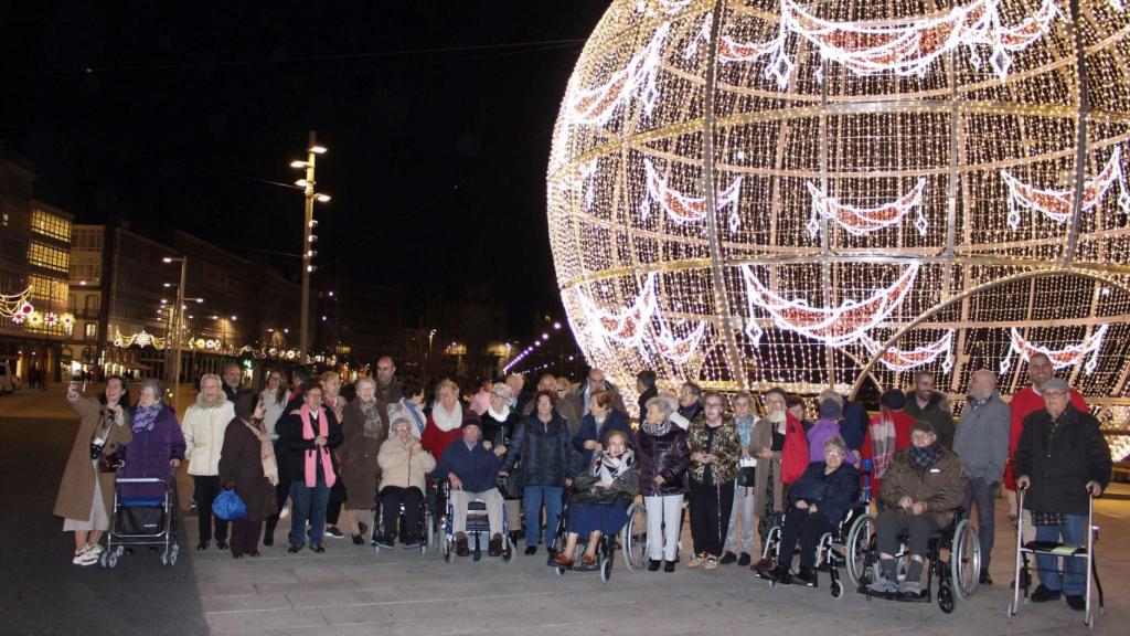 Residentes de Padre Rubinos, junto a la bola de la Marina.