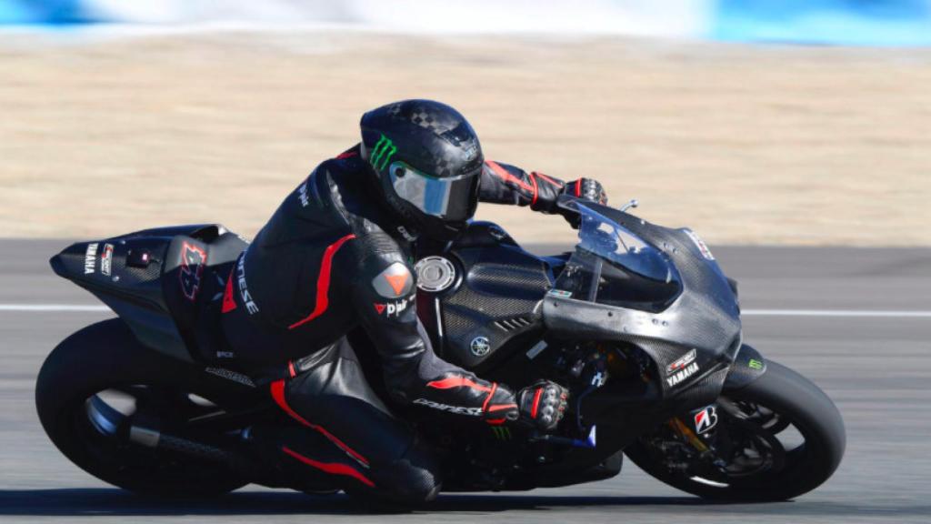 Lewis Hamilton, sobre una Yamaha de Superbikes en 2018