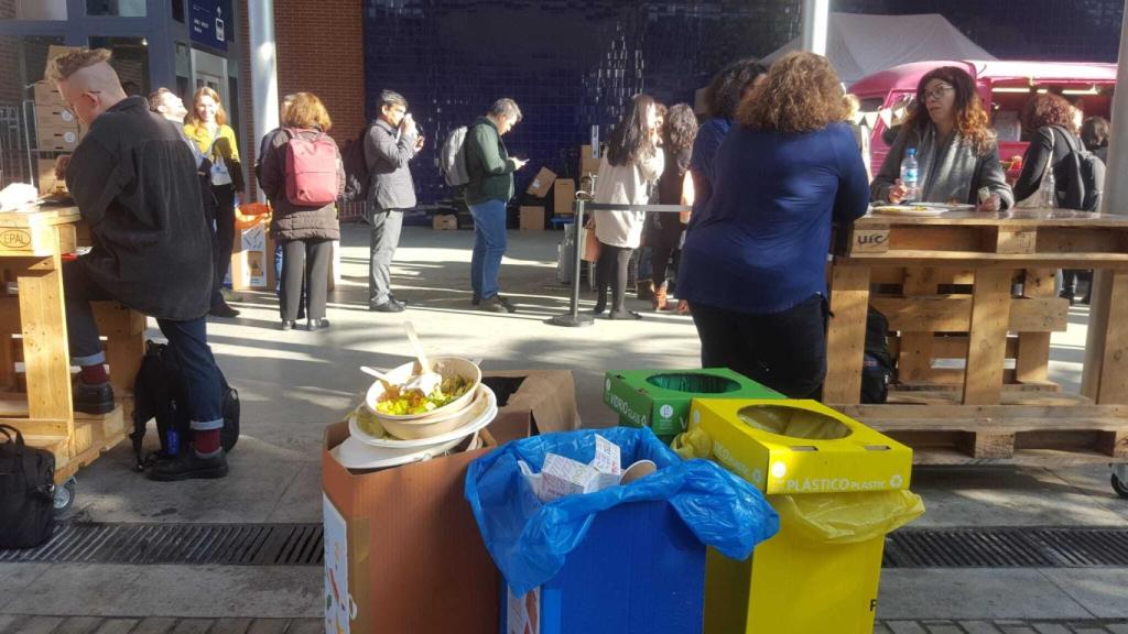 Contenedores de reciclaje en la zona de restauración de la cumbre del clima en Ifema.