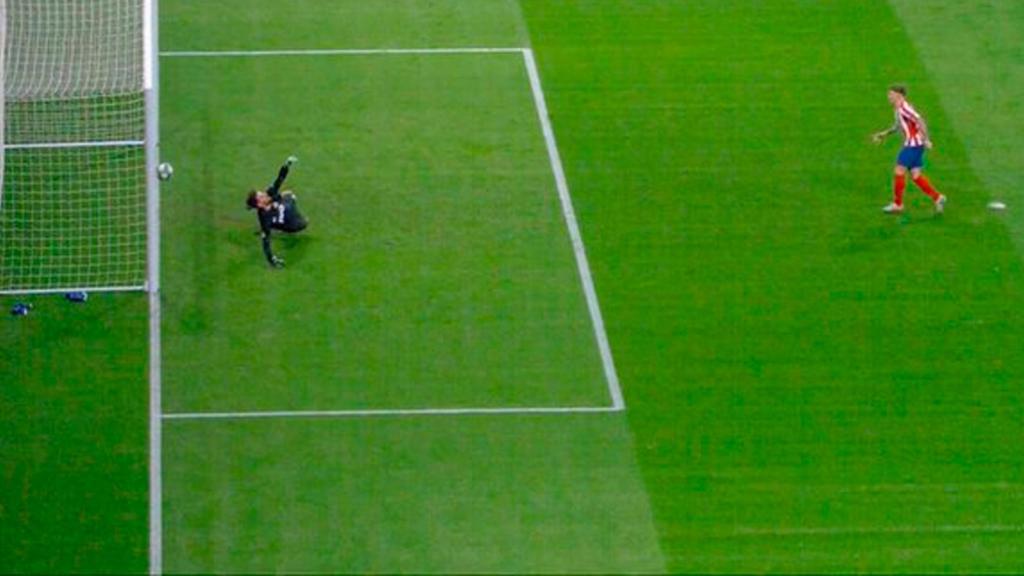 Anton Kochenkov se adelanta en el penalti de Trippier