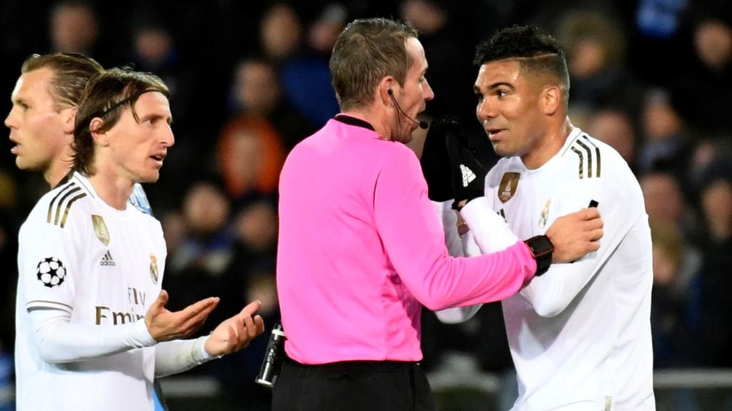 Casemiro y Luka Modric dialogan con el colegiado Tobias Stieler
