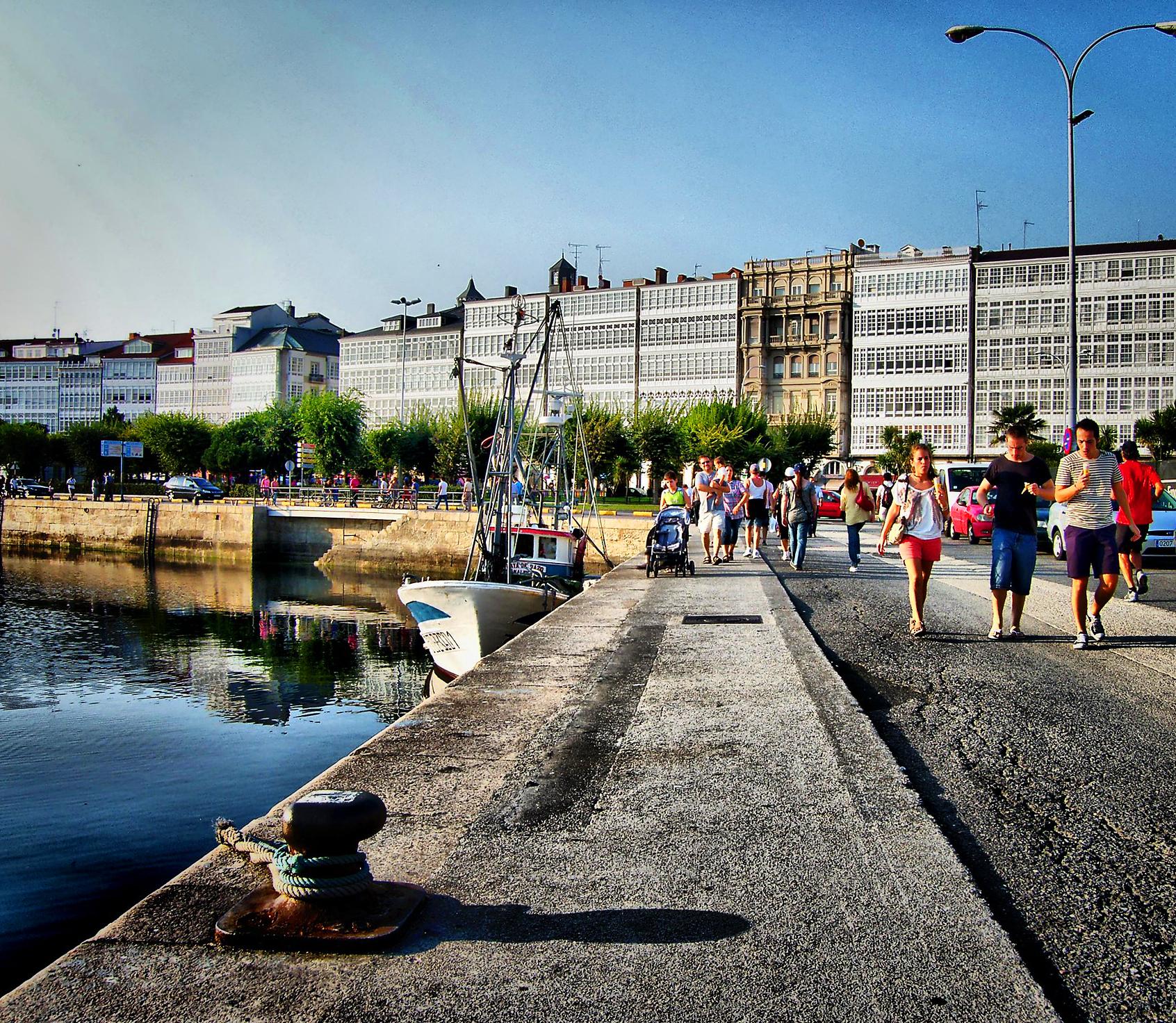El diente de oro rompiendo la uniformidad de la Marina de A Coruña (foto: José Luis Cernadas Iglesias)