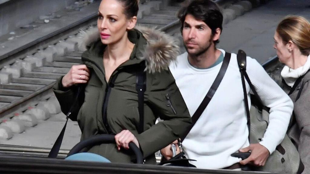 Eva González y Cayetano saliendo de la estación tras la polémica.