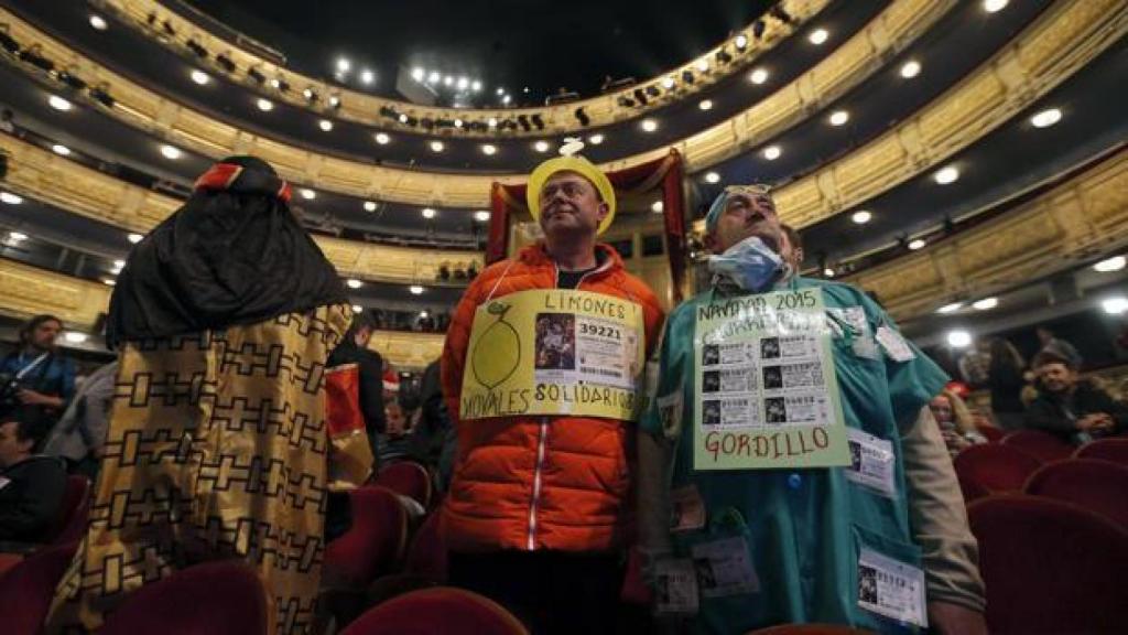 Algunos de los asistentes al Sorteo Extraordinario de la Lotería de Navidad acuden disfrazados.