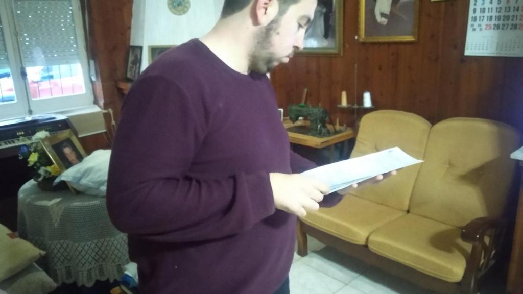 Jonathan, en el salón de la casa de su abuelo en La Murada, repasando algunos de los autos judiciales por los que próximamente se sentará en el banquillo de los acusados en los juzgados de Valencia y Granada.