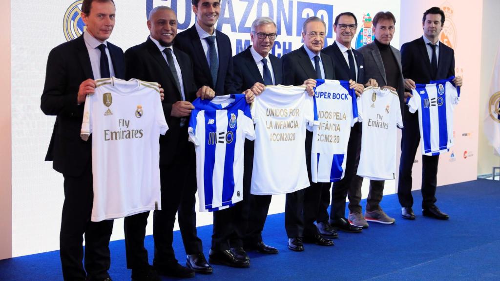 Los representantes de los clubes posan con las camisetas