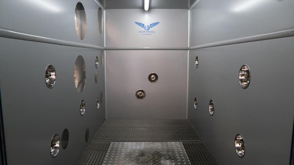 Ni brazos, ni mangueras ni rodillos en el interior del habitáculo.