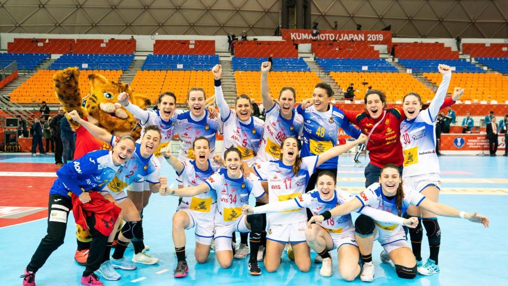 Las jugadoras de balonmano celebran el pase a la final