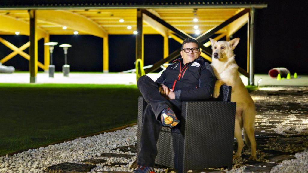 Octavio Villazala posa junto a un perro