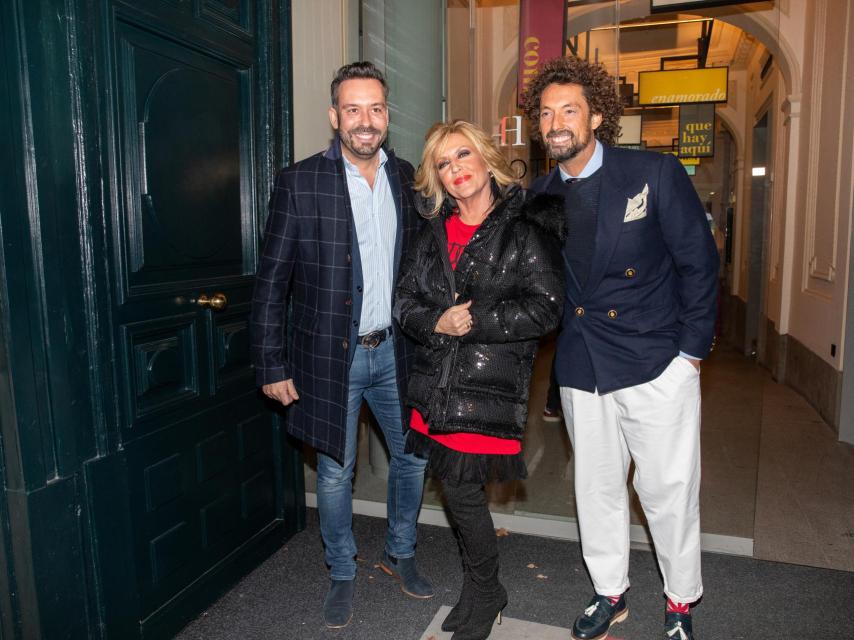 Lydia junto a José Antonio León y Kike Calleja posando antes de entrar en la fiesta.