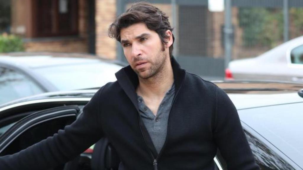 Cayetano, muy enfadado, a su llegada a España tras las fotografías con Karelys.