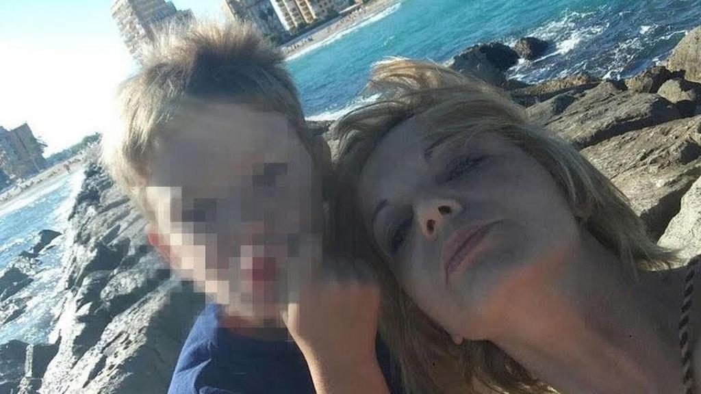 Seis padres que han sufrido sustracción parental, junto a sus respectivos hijos.