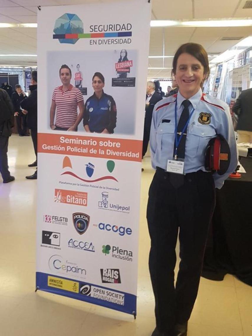 Marta Reina, vestida con el uniforme de los Mossos, en un congreso de diversidad