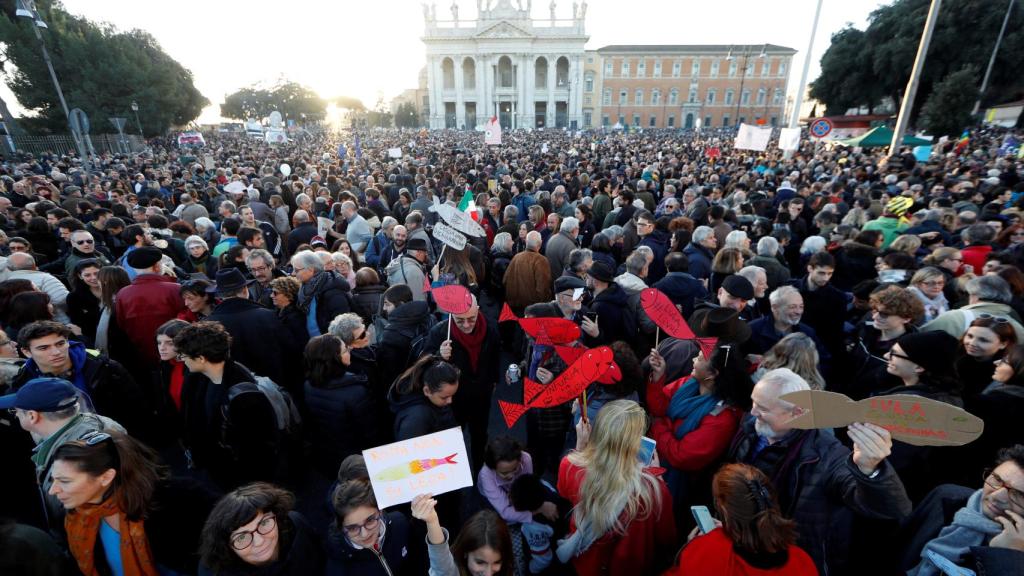 Según la Policía, 40.000 personas han acudido a la marcha de las sardinas en Roma.