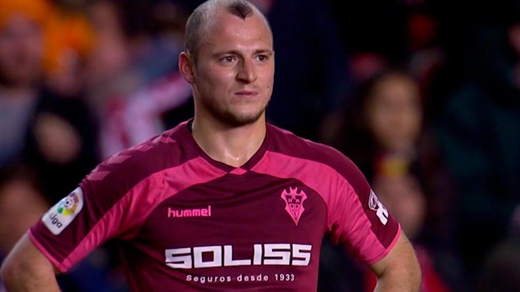 Roman Zozulya escucha los gritos contra él de las gradas del Estadio de Vallecas
