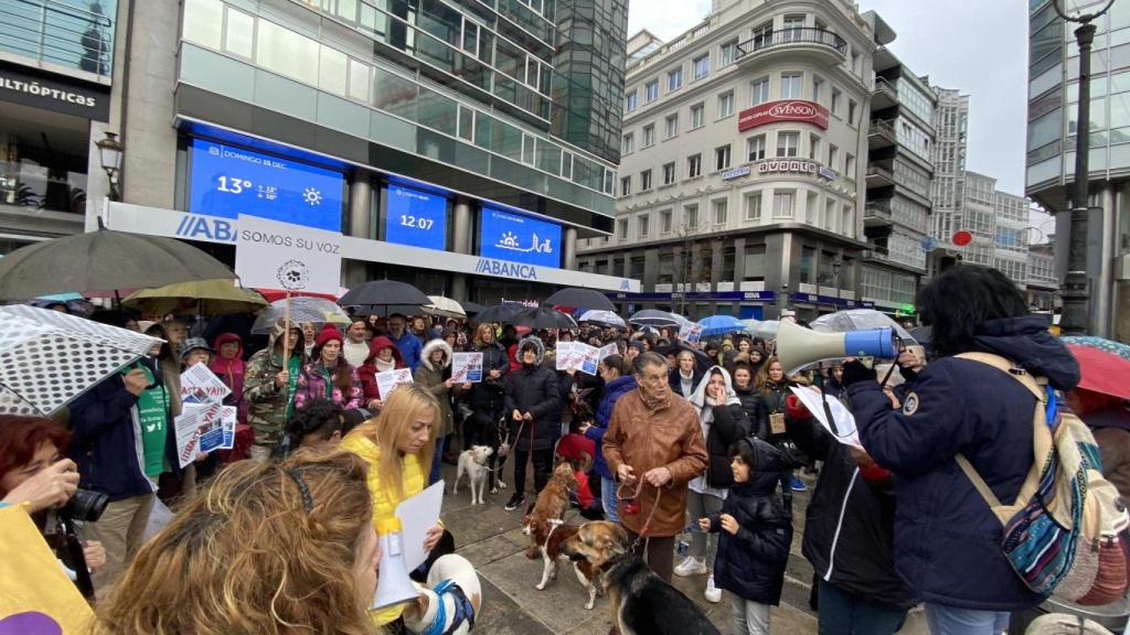 Somos su voz: concentración en el Obelisco de A Coruña contra el maltrato animal