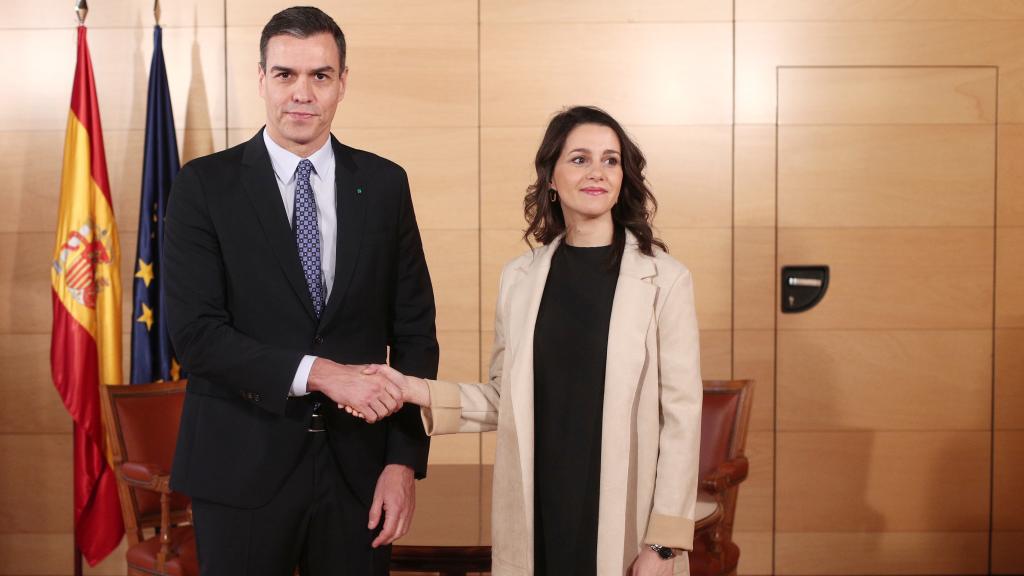 Pedro Sánchez junto a Inés Arrimadas durante su reunión en el Congreso.