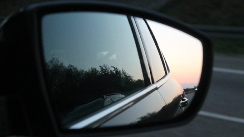 El retrovisor de un automóvil.