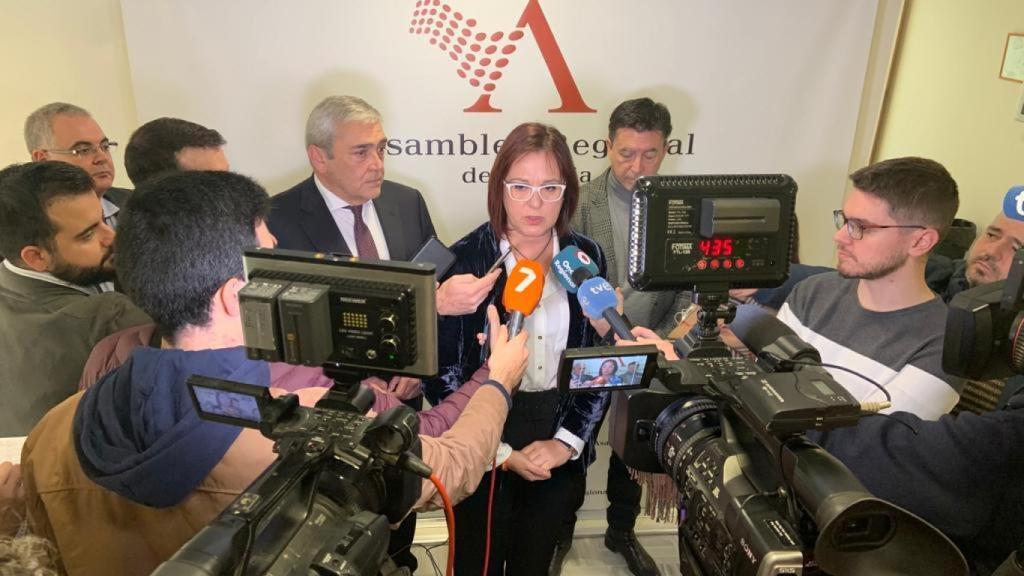 La vicepresidenta regional de Cs, Isabel Franco, denunciando ante los medios de comunicación lo dicho por Carrera. Es hija de madre soltera.