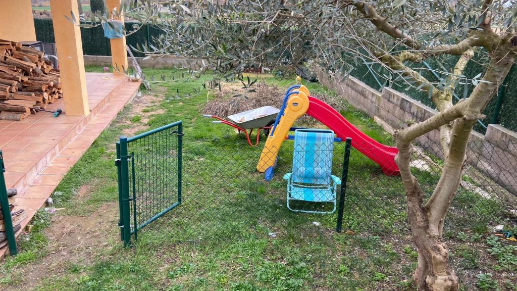 Los juguetes de las niñas todavía siguen en el jardín