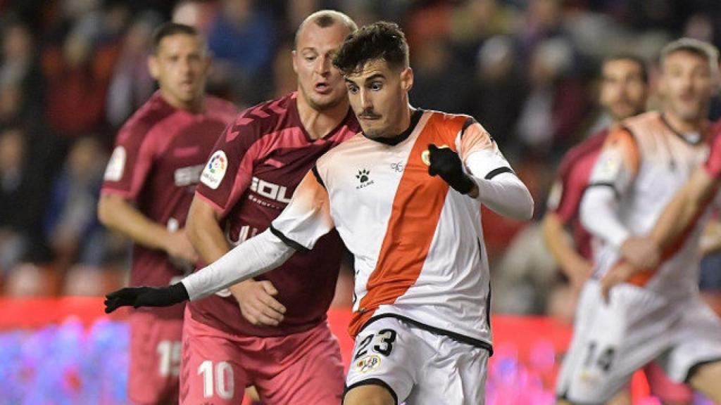 Zozulya pugna un balón con un jugador del Rayo Vallecano