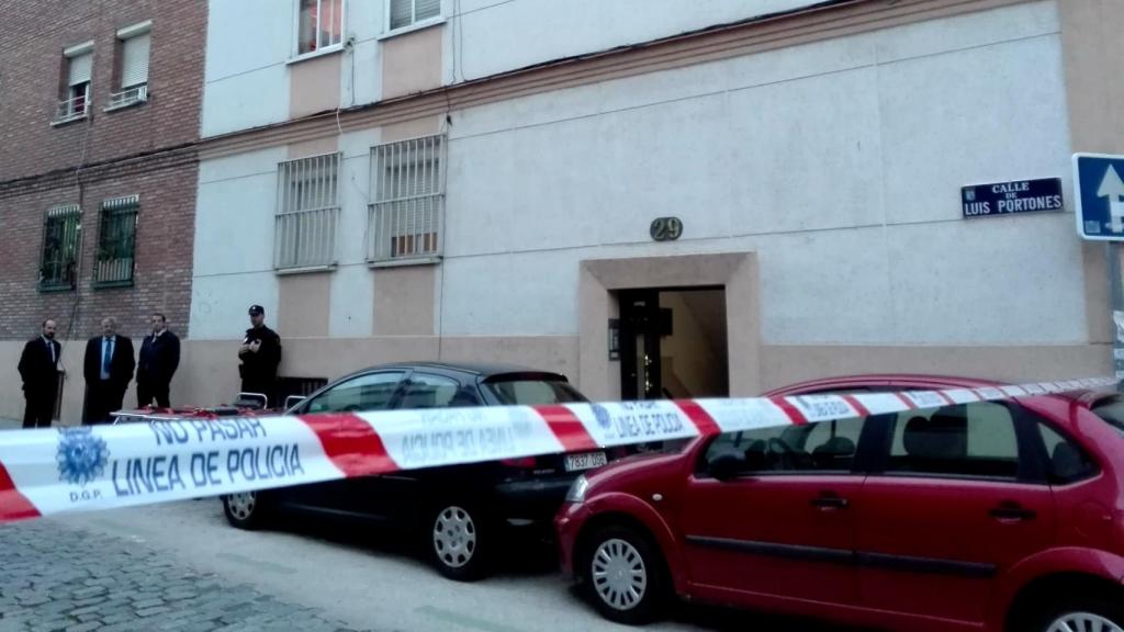 Lugar donde han sucedido los hechos, en la calle Luis Portones 29, Madrid.