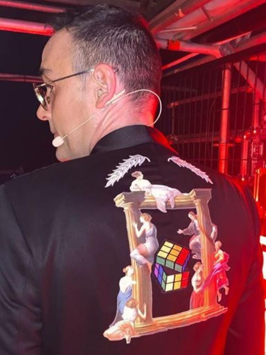 Detalle de la ilustración personalizada en la chaqueta de Risto Mejide.