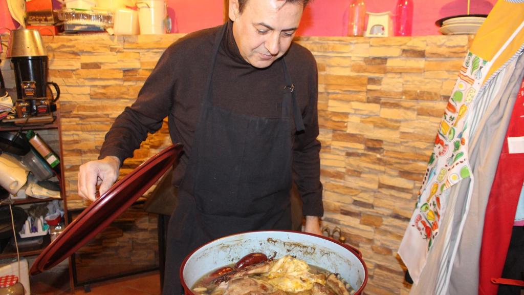José Ribagorda mostrando el cocido.
