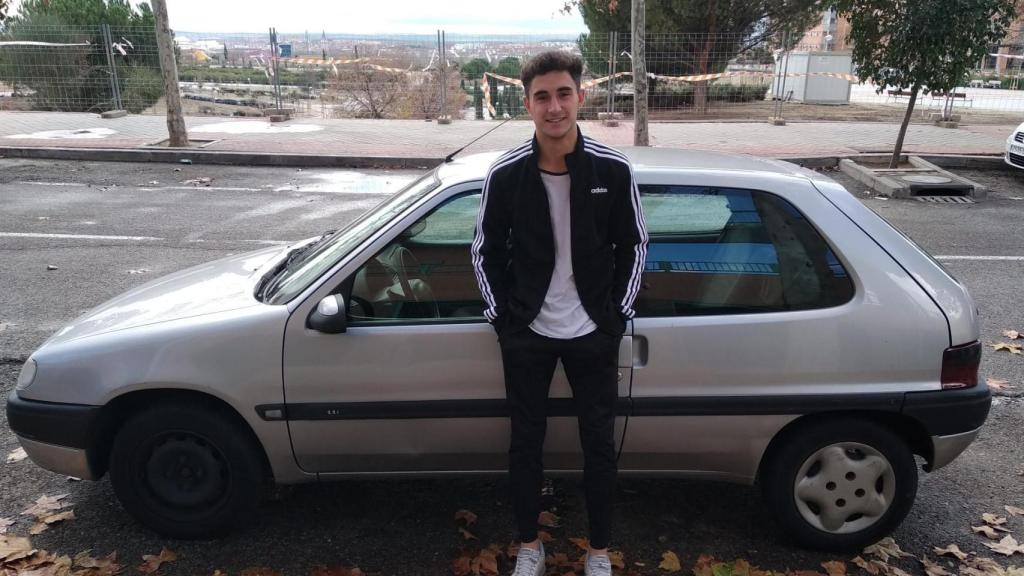 Guillermo, otro de los afectados por la medida, junto a su coche.