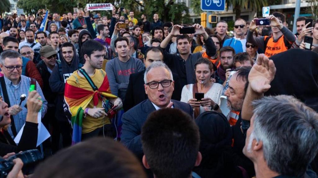 Algunos manifestantes independentistas  agreden a los invitados a los premios Princesa de Girona.