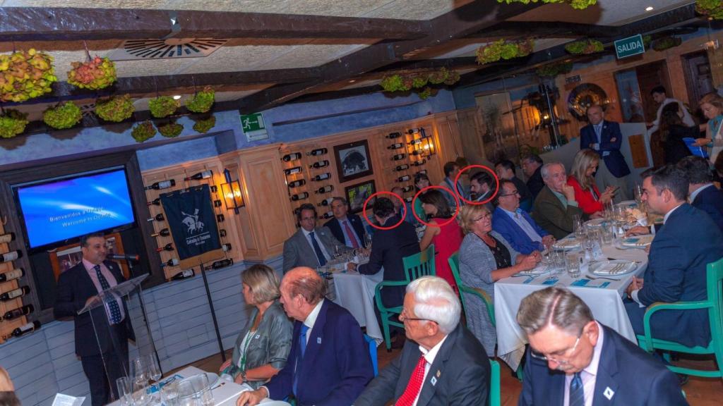 De espaldas, los dos hijos y la nuera del alcalde de Oviedo.