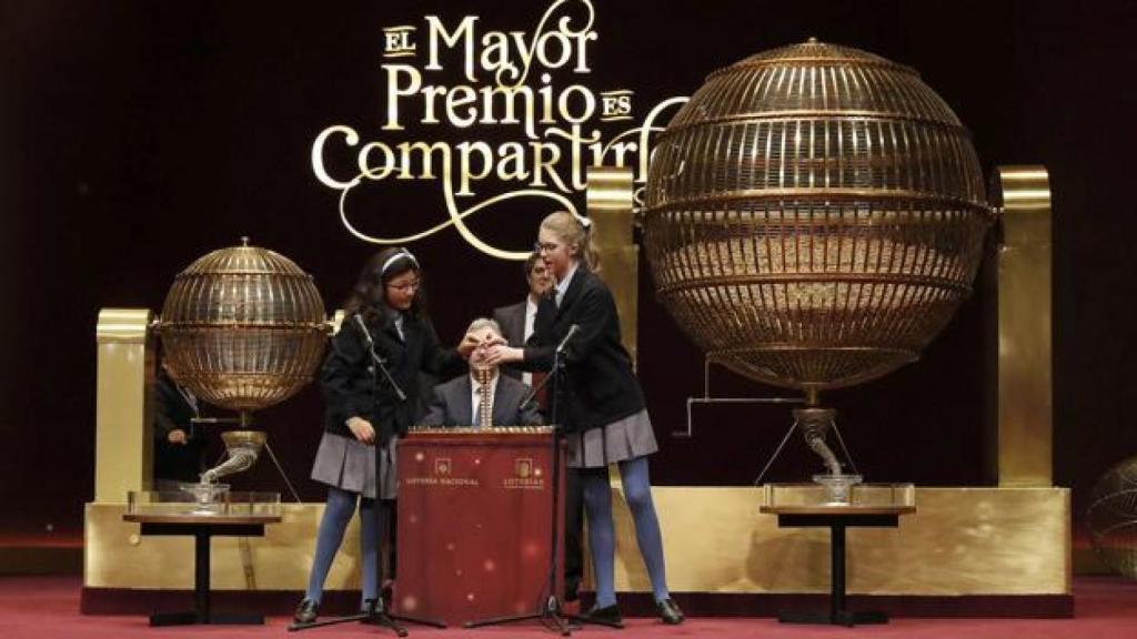 Los niños y niñas de San Ildefonso en el sorteo de la Lotería de Navidad.