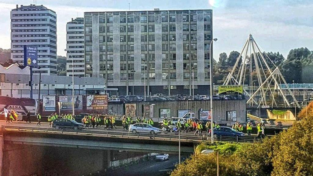 Trabajadores de As Ponte recorren Alfonso Molina