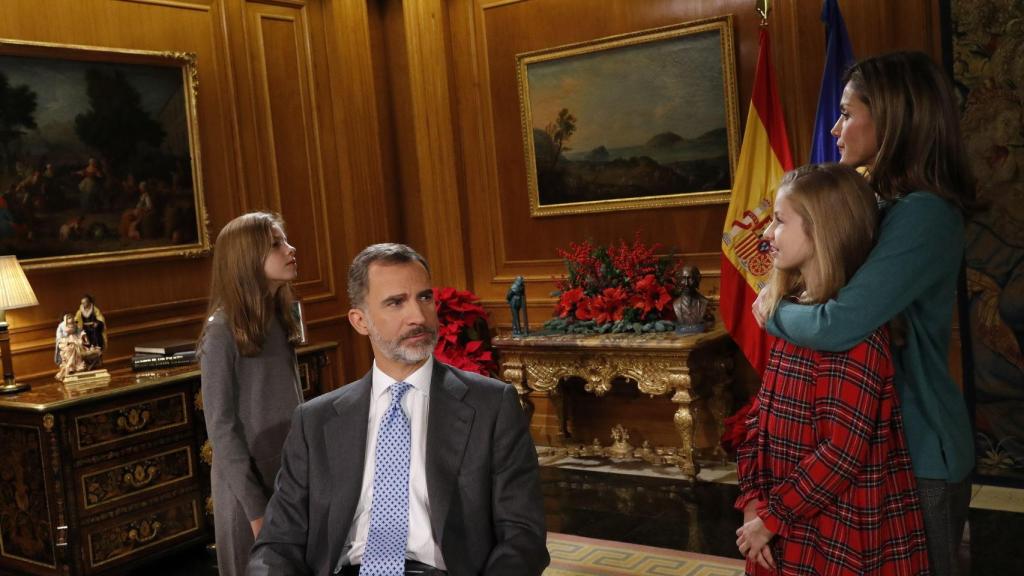 Leonor y Sofía junto a Felipe VI y Letizia antes del discurso de Nochebuena.