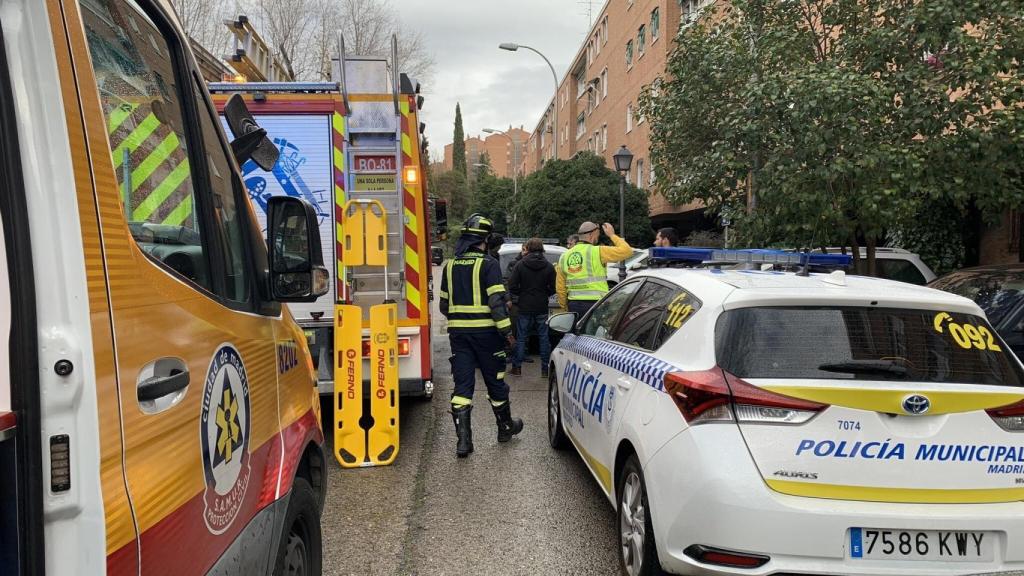 Los servicios de emergencias se han enconrtado al trabajador colgado a la altura del segundo piso.