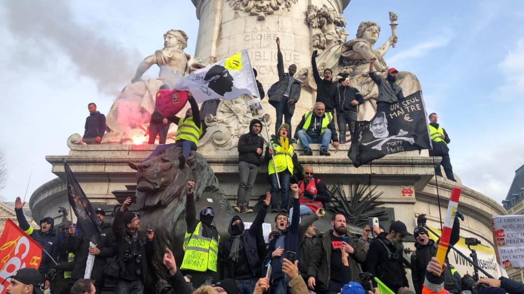 Sindicatos franceses y trabajadores en huelga manifestándose en París.