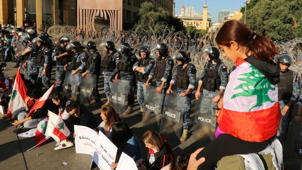 Miles de personas salen a la calle todos los días para protestar contra el gobierno.
