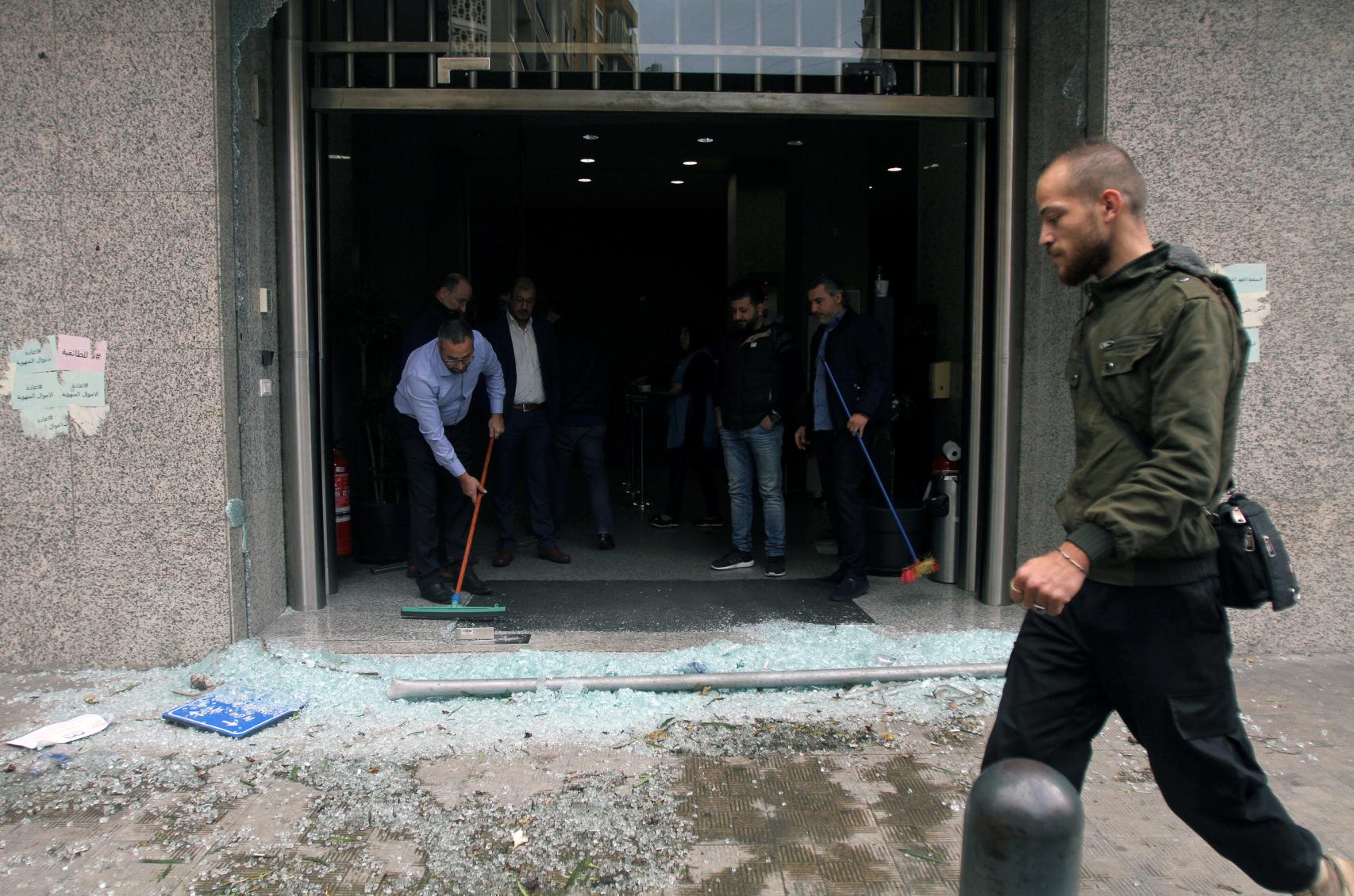 El escaparate de un banco, destrozado durante los disturbios.