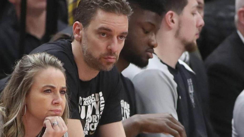 Becky Hammon y Pau Gasol, en un partido de los San Antonio Spurs