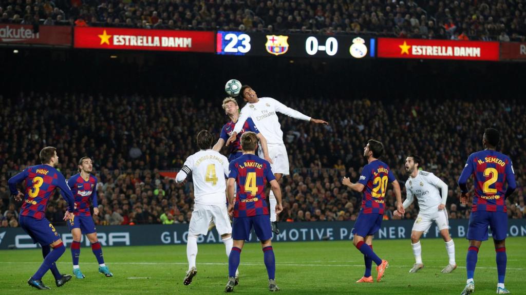 De Jong y Varane pelean por un balón aéreo
