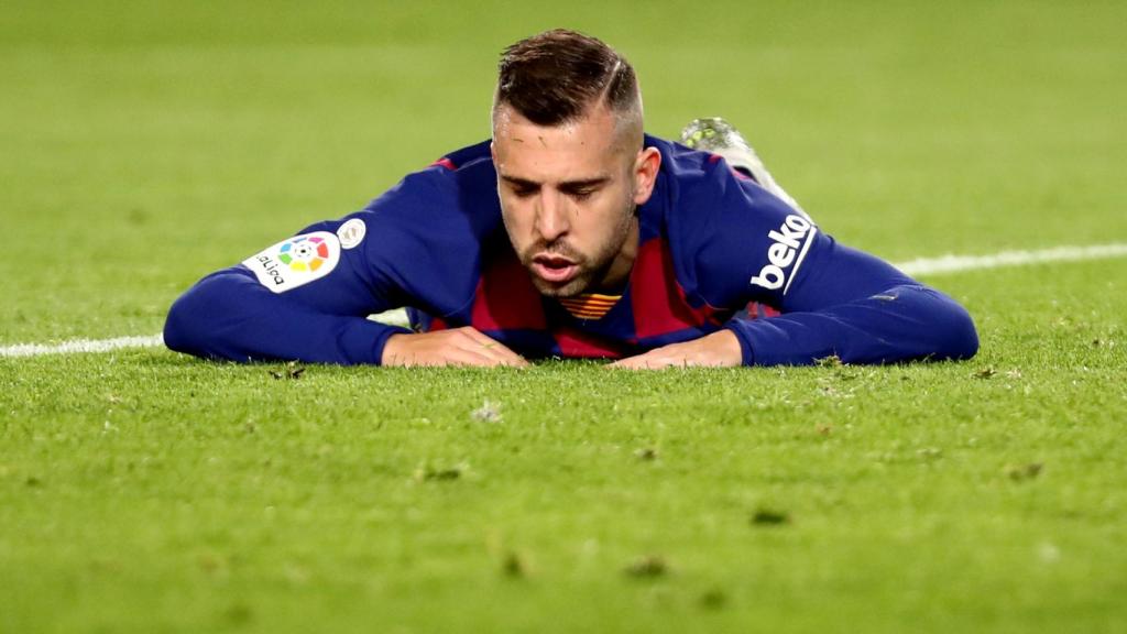 Jordi Alba, tirado sobre el césped del Camp Nou