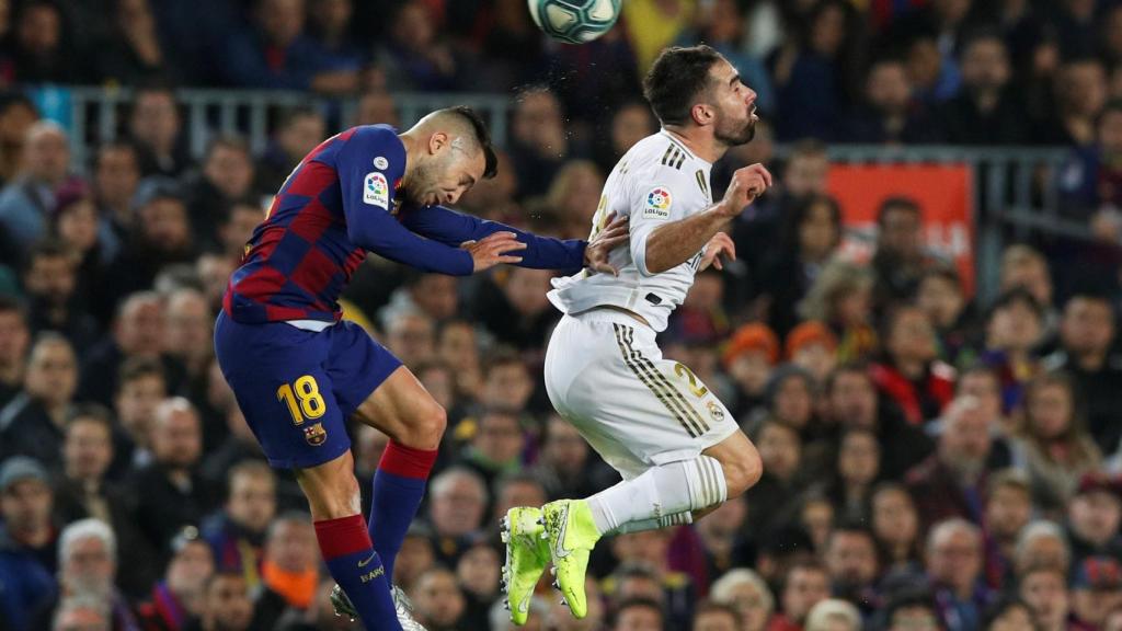 Jordi Alba empuja a Carvajal en un salto