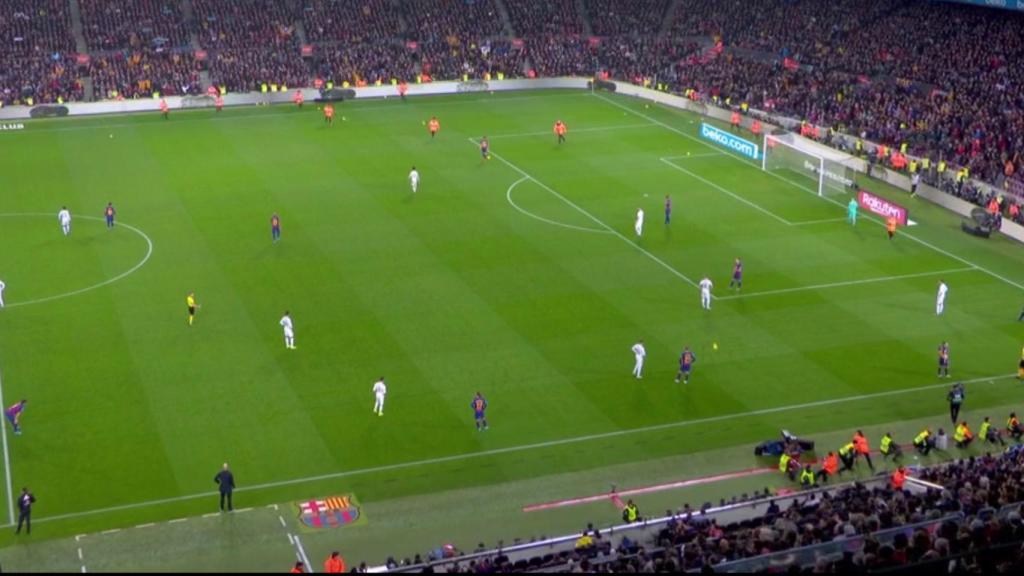 Lanzamiento de pelotas amarillas durante El Clásico