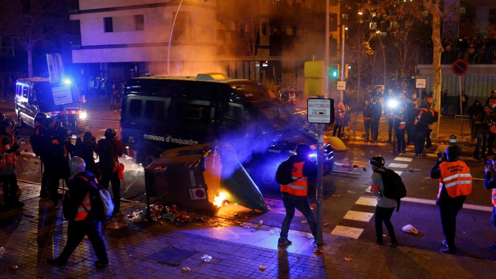 Los Mossos cargan contra los manifestantes en los aledaños del Camp Nou durante El Clásico